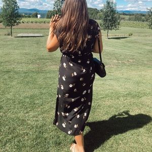 Billabong black floral button up dress. Waist tie. Size L. Like new.